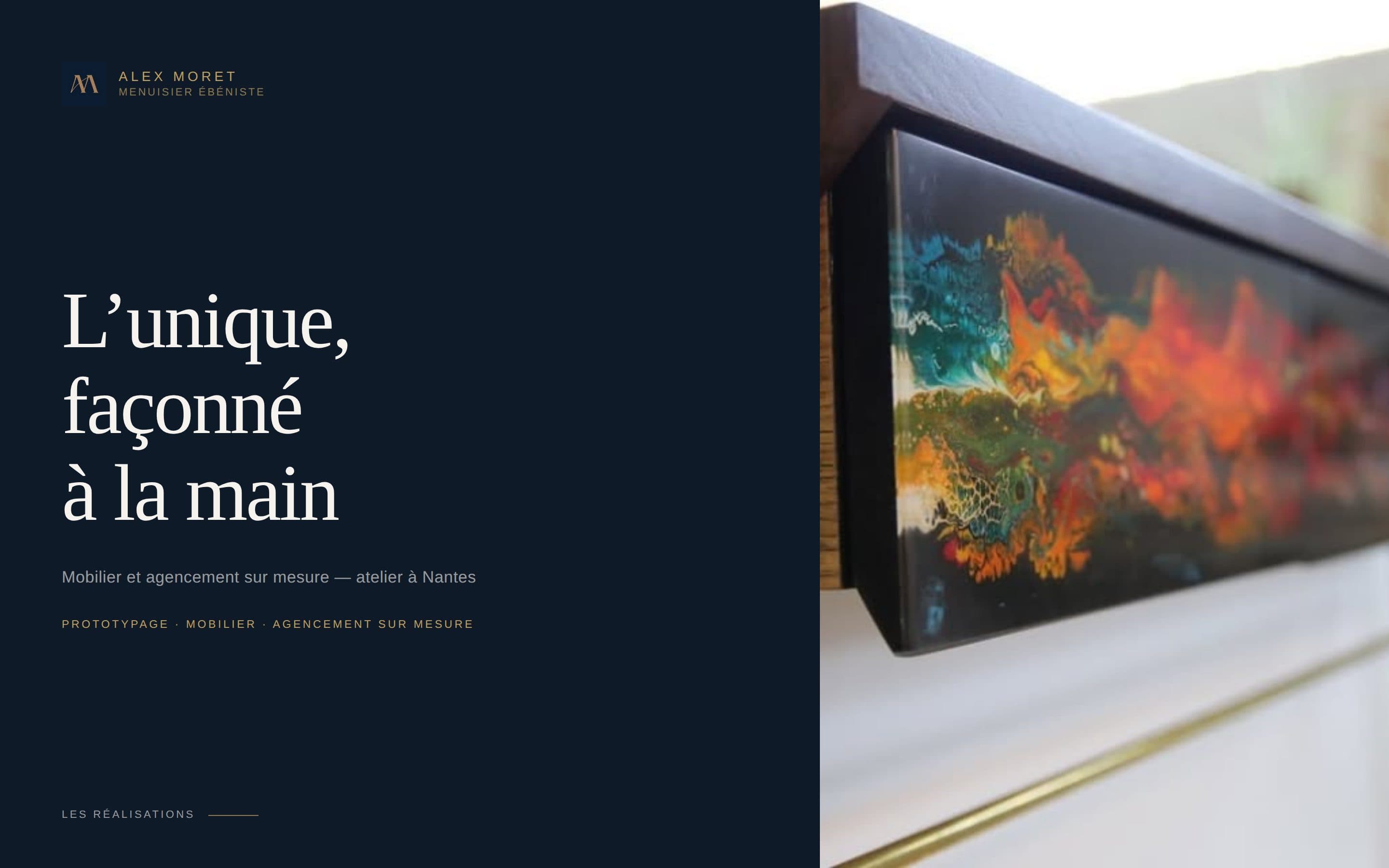 Maquette Alex Moret : titre « L'unique, façonné à la main » sur fond bleu nuit, photo de mobilier en résine